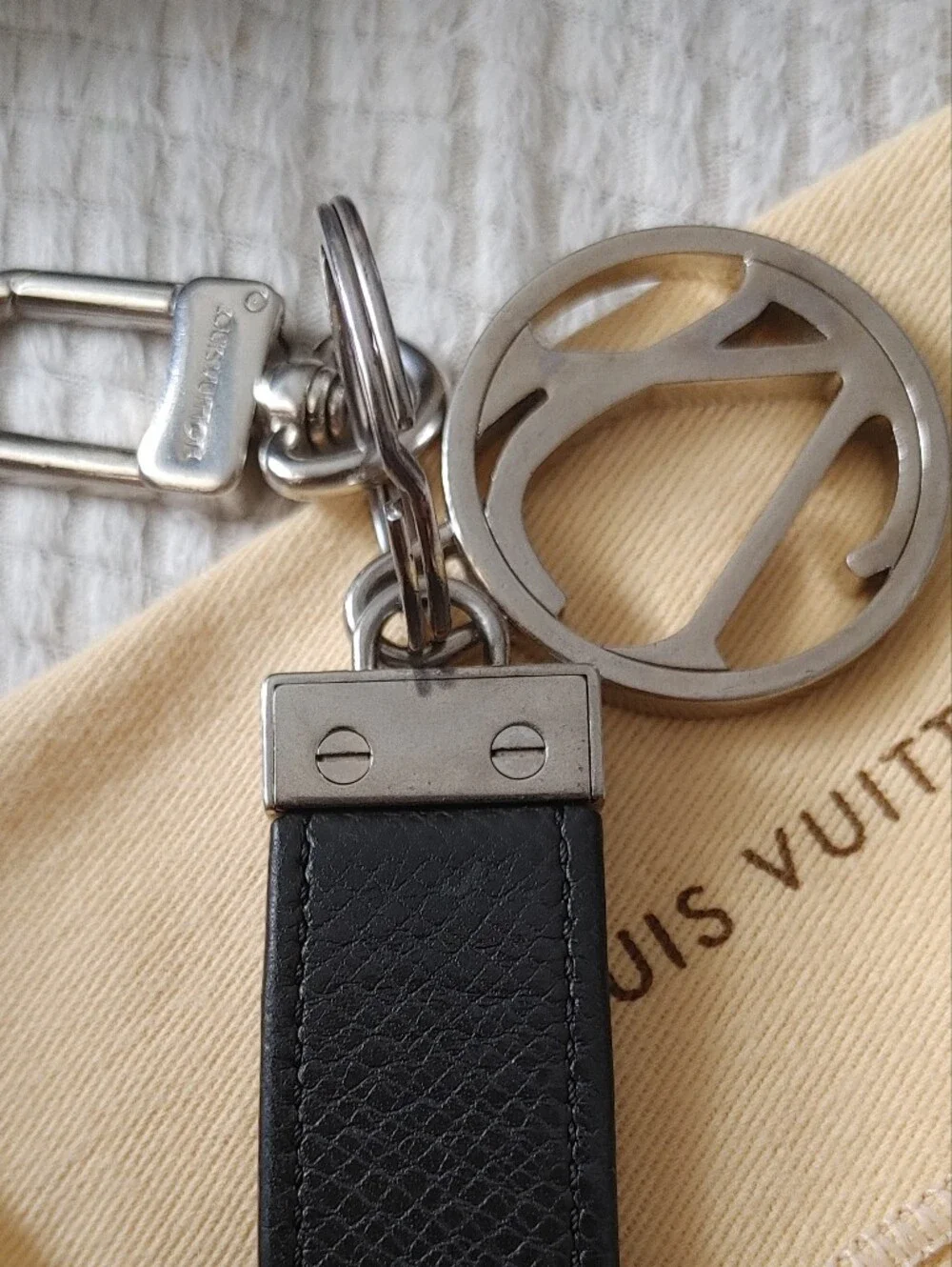 Louis Vuitton 2010 Taiga Leather Neo Club Key Holder - Picture 12 of 15